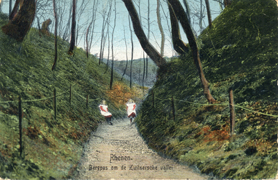 12134 Gezicht op een bospad in de Zwitserse Vallei op de Grebbeberg te Grebbe bij Rhenen, met twee meisjes.